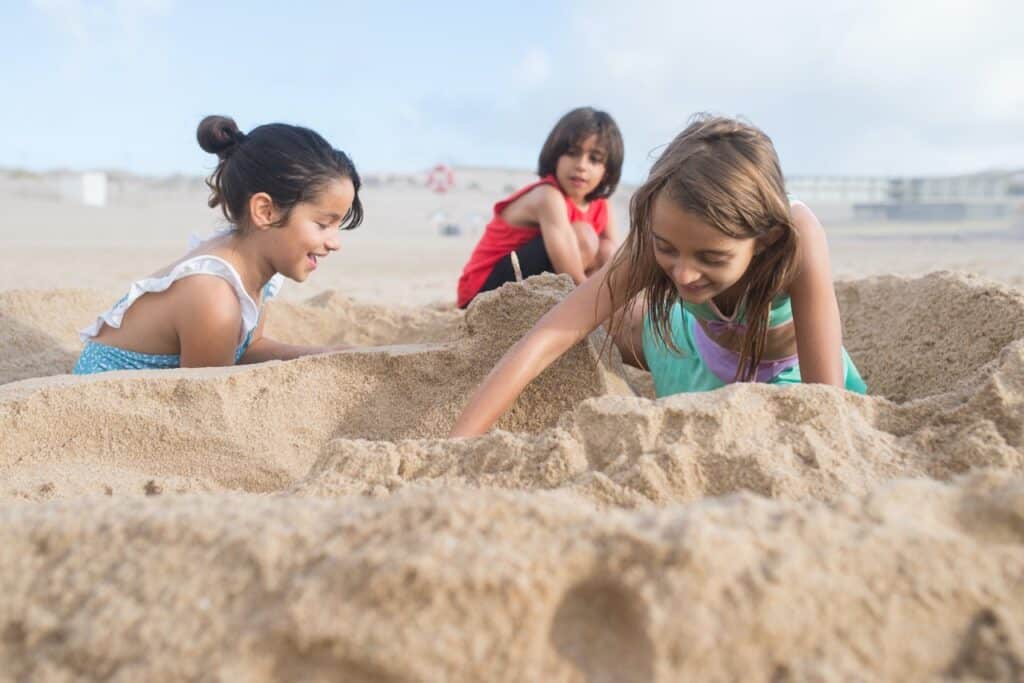 cierra la textura de la arena en la playa en verano. patrón de